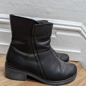 Naot Size 41 Style meets Comfort Black Ankle Boots